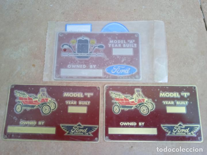 Automobili e Motociclette: LOTE DE 3 PLACAS EN METAL DE FORD. MODEL T. YEAR BUILT / OWNED BY. 6 X 10 CM C/U.