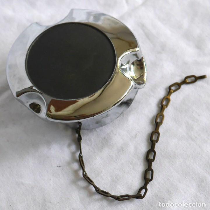 Autos und Motorr&auml;der: Tap&oacute;n de gasolina de pl&aacute;stico, con cadena