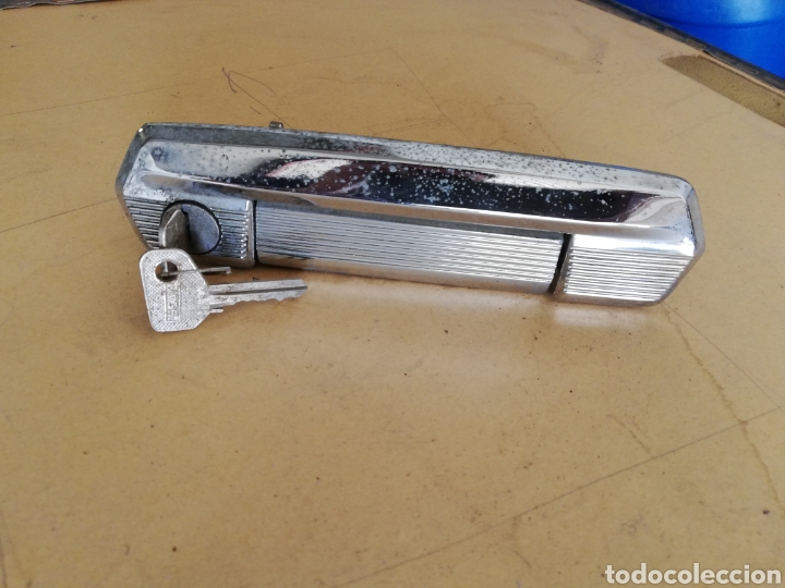 Automobili e Motociclette: Maneta exterior derecha para Seat 131 con bomb&iacute;n