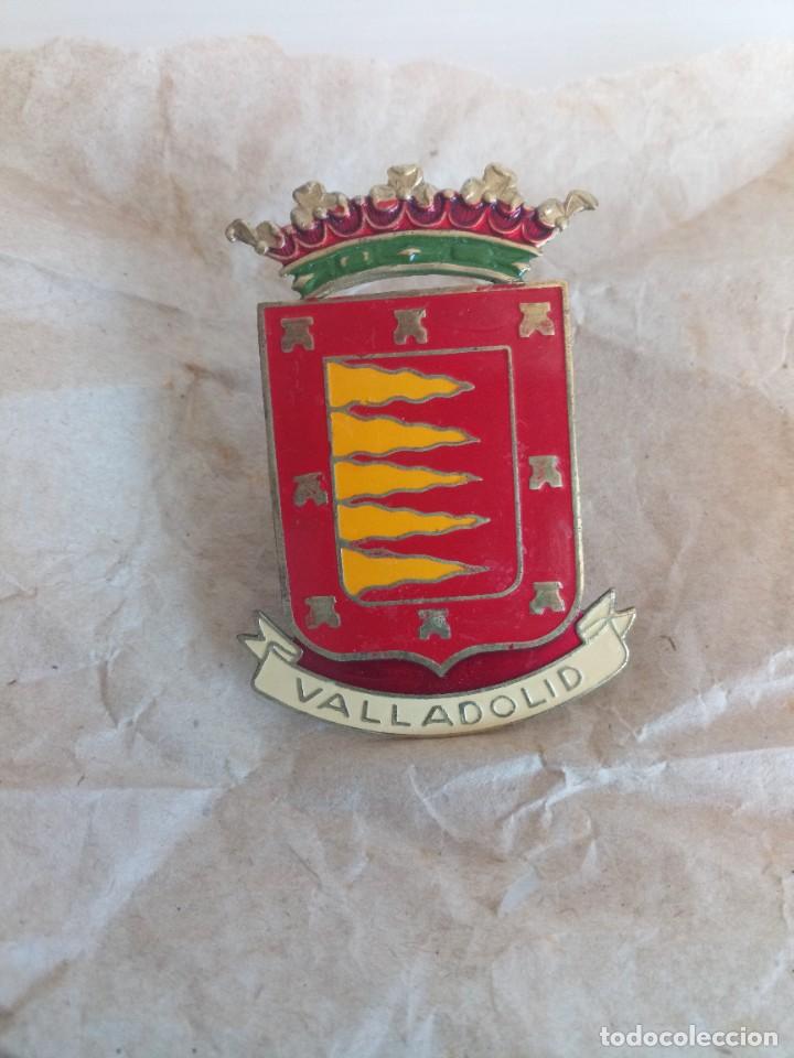 Automobili e Motociclette: Insignia chapa y esmaltes coche hist&oacute;rico a&ntilde;os 70 original Valladolid