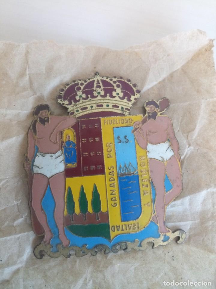 Coches y Motocicletas: Insignia chapa y esmaltes coche hist&oacute;rico a&ntilde;os 70 original Euskadi San Sebasti&aacute;n