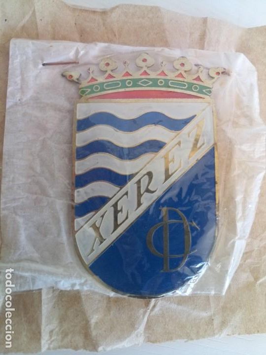 Automobili e Motociclette: Antigua insignia a&ntilde;os 70 metal coche hist&oacute;rico esmaltes f&uacute;tbol xerez Jerez de la frontera