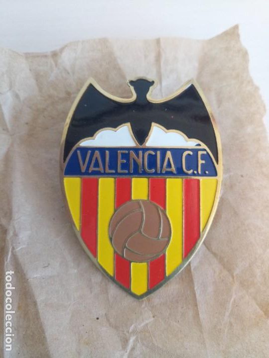 Automobili e Motociclette: Antigua insignia a&ntilde;os 70 metal coche hist&oacute;rico esmaltes f&uacute;tbol valencia