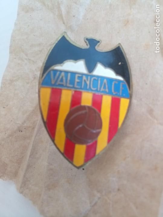 Automobili e Motociclette: Antigua insignia a&ntilde;os 70 metal coche esmaltes f&uacute;tbol valencia