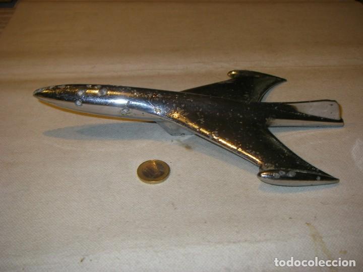 Automobili e Motociclette: Adorno para cap&oacute; de automovil. avi&oacute;n, 24 x 15 cm. metal con el cromado picado.