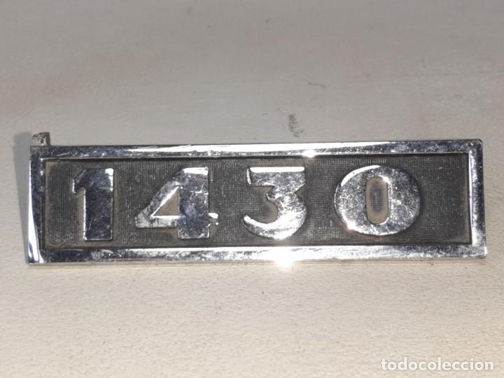Automobili e Motociclette: ANTIGUA PLACA EMBLEMA DE SEAT 1430