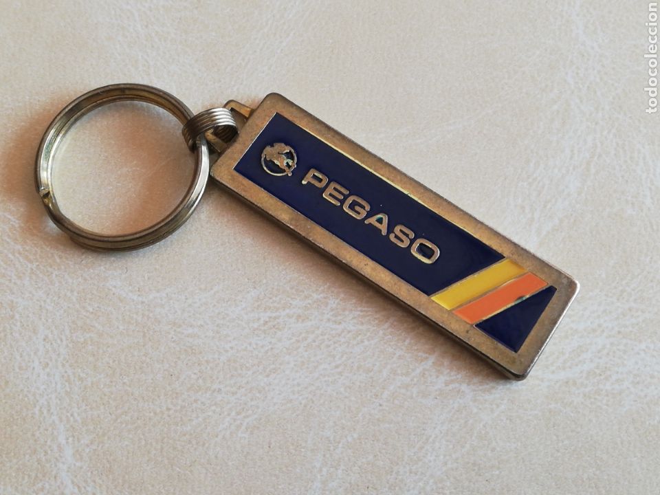 Automobili e Motociclette: Todo un Clasico Llavero Esmaltado Pegaso
