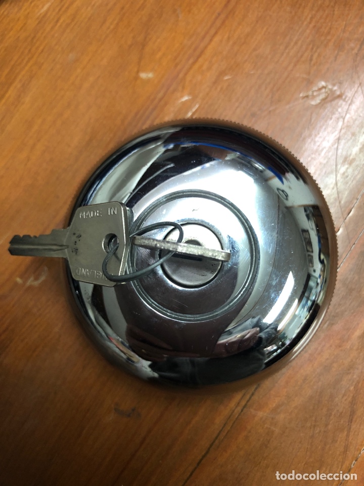 Autos und Motorr&auml;der: TAP&Oacute;N DEP&Oacute;SITO COMBUSTIBLE ANTIGUO