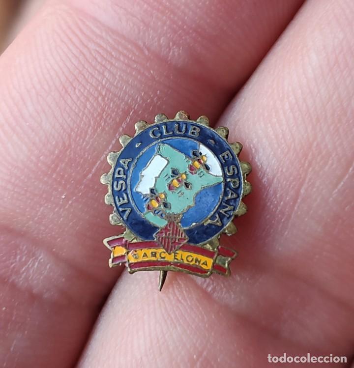 Coches y Motocicletas: Antigua insignia pin de aguja imperdible moto vespa club espa&ntilde;a barcelona motocicleta