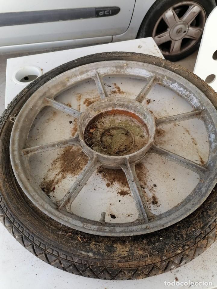 Autos und Motorr&auml;der: rueda antigua de vespino, llanta.