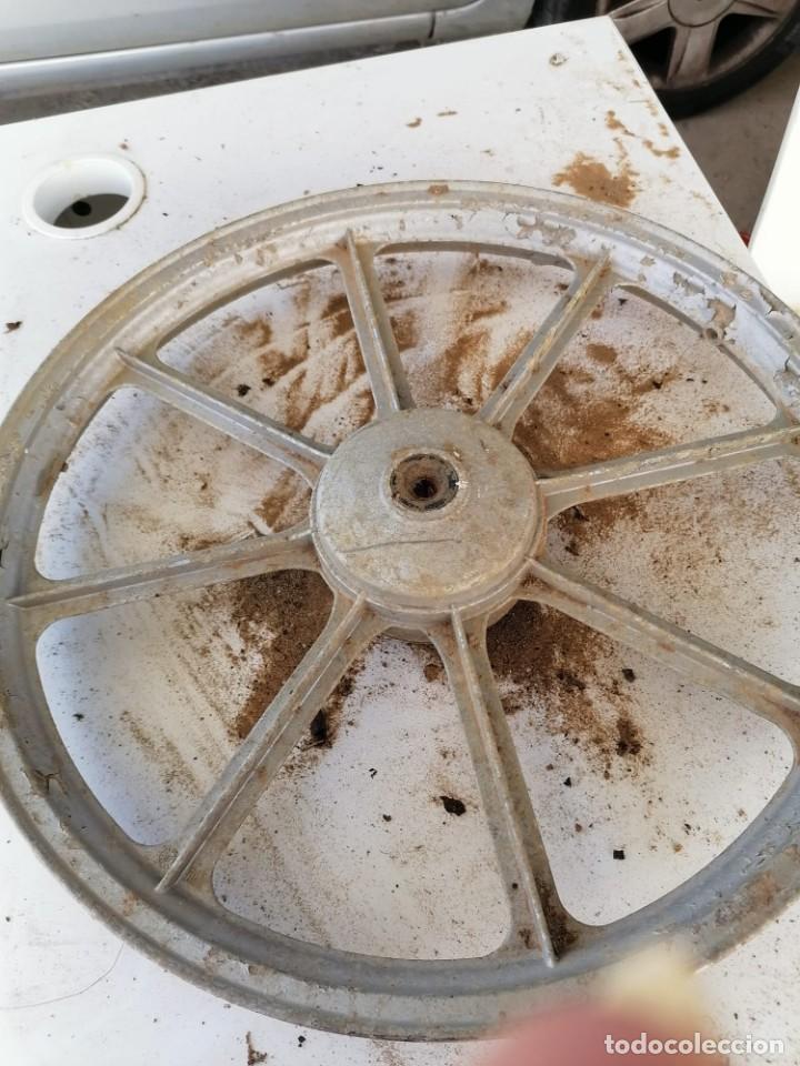 Autos und Motorr&auml;der: rueda antigua de vespino, llanta.