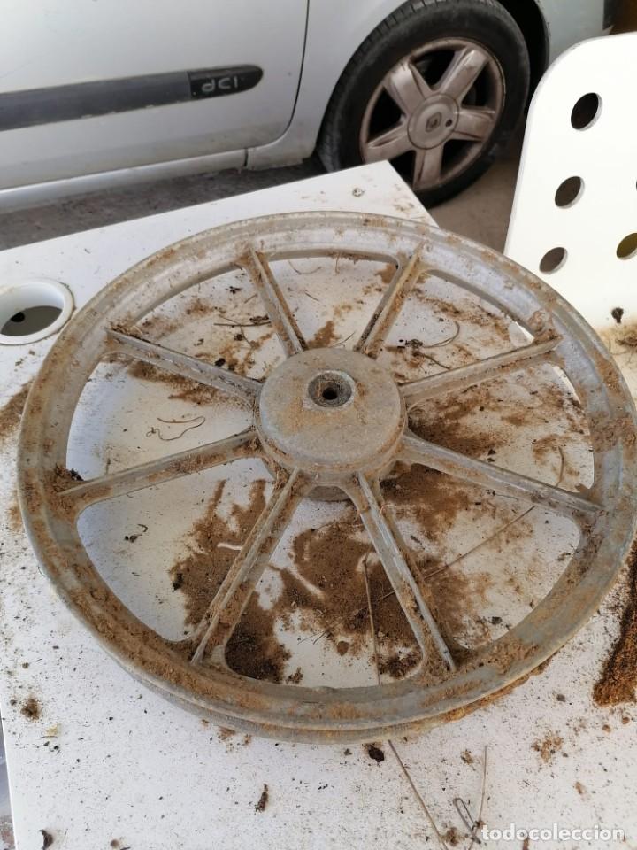 Autos und Motorr&auml;der: rueda antigua de vespino, llanta.