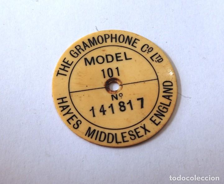 Automobili e Motociclette: CHAPA RHE GRAMOPHONE MODELO 101 - 3 CM DE DIAMETRO