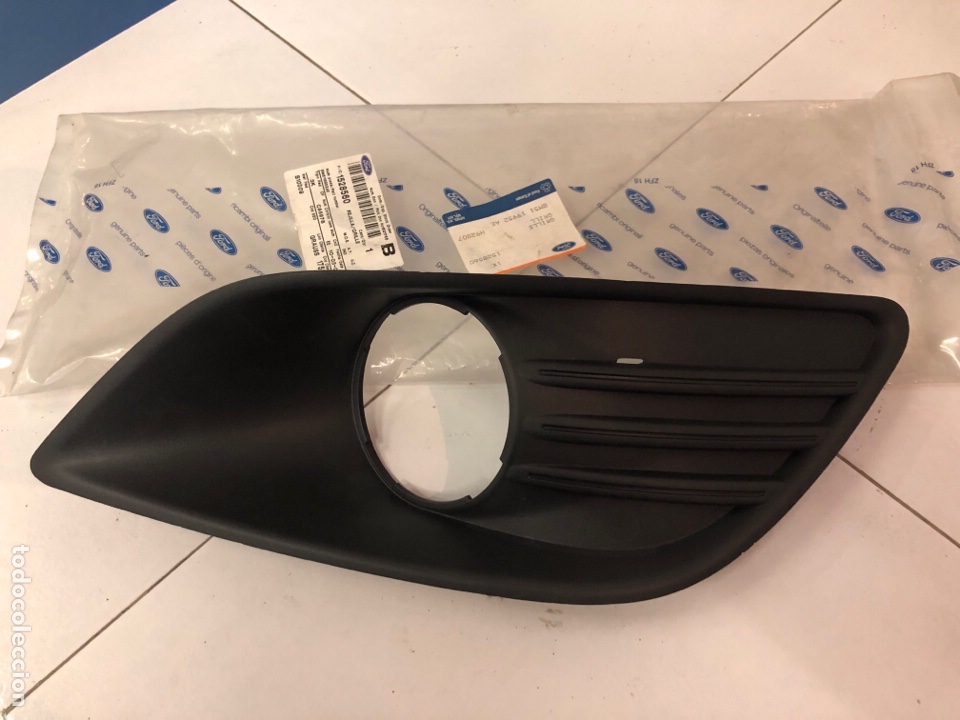 Autos und Motorr&auml;der: CUBIERTA PARACHOQUES -DERECHA -FARO ANTINIEBLA- 1528560 ( FORD FOCUS 2007-2011 )