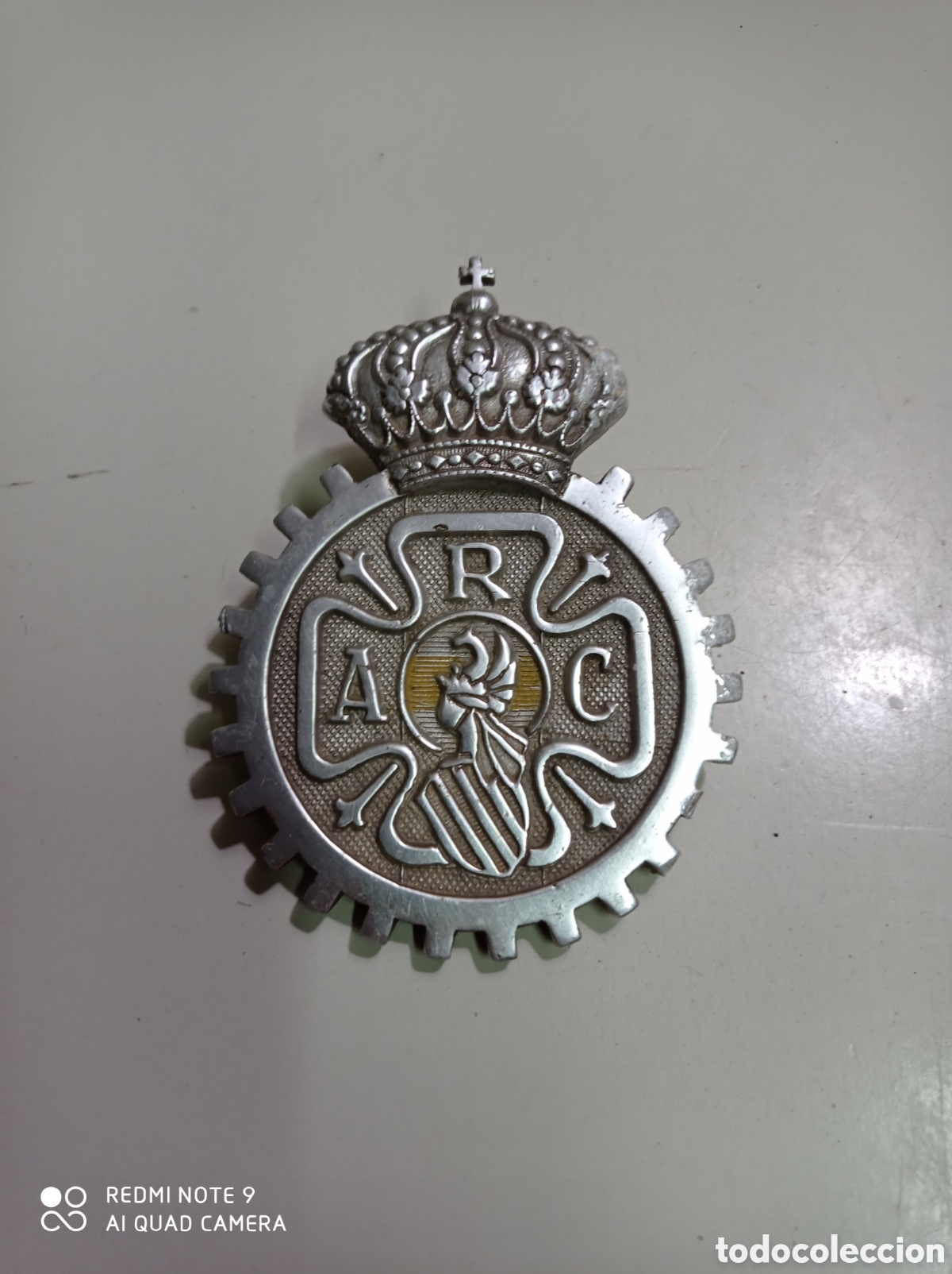 Voitures et Motocyclettes: Antiguo emblema met&aacute;lico para coches, RAC, saludes Valencia.