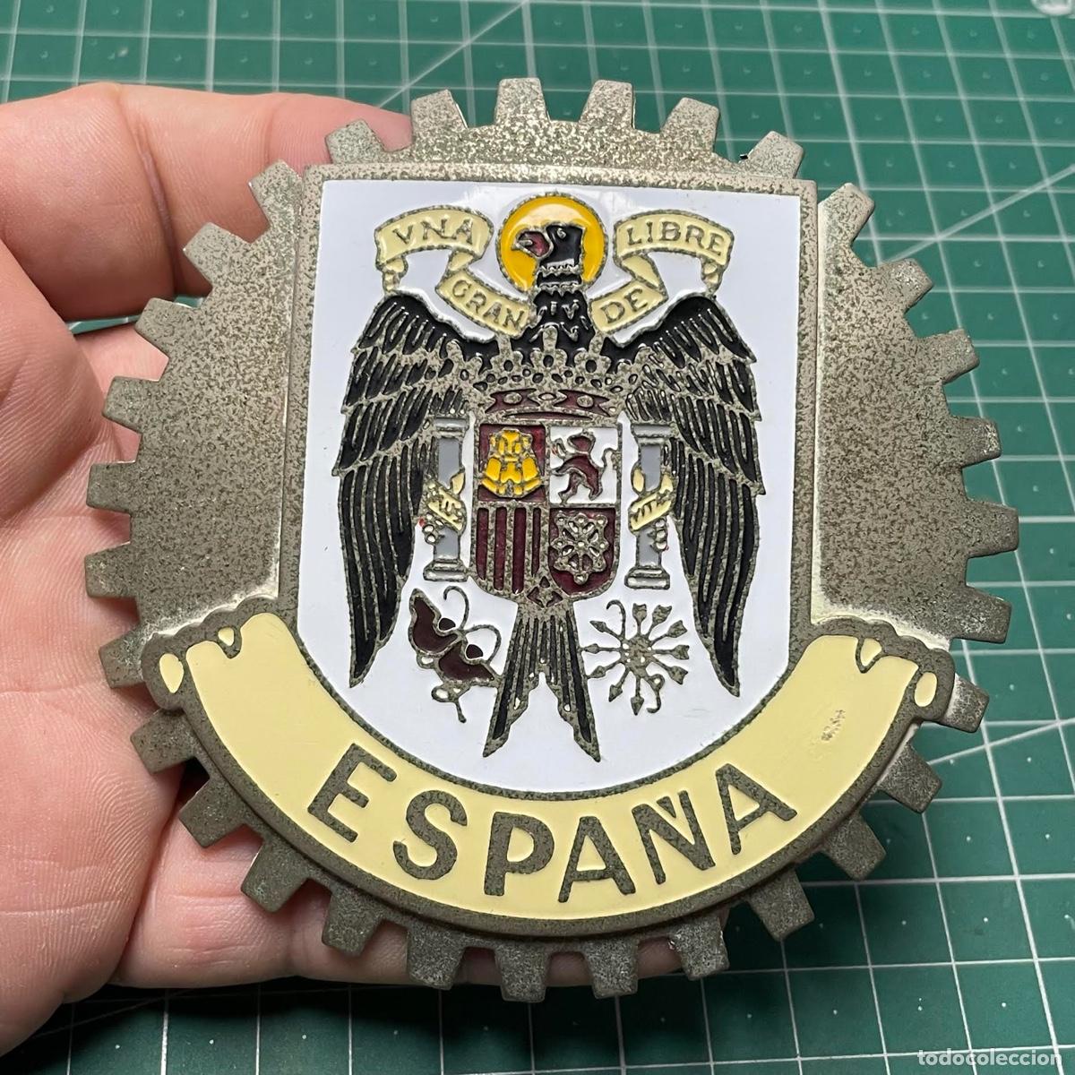Autos und Motorr&auml;der: Placa o emblema met&aacute;lico para coche, &eacute;poca de Franco con el &aacute;guila de San Juan y escudo Espa&ntilde;a
