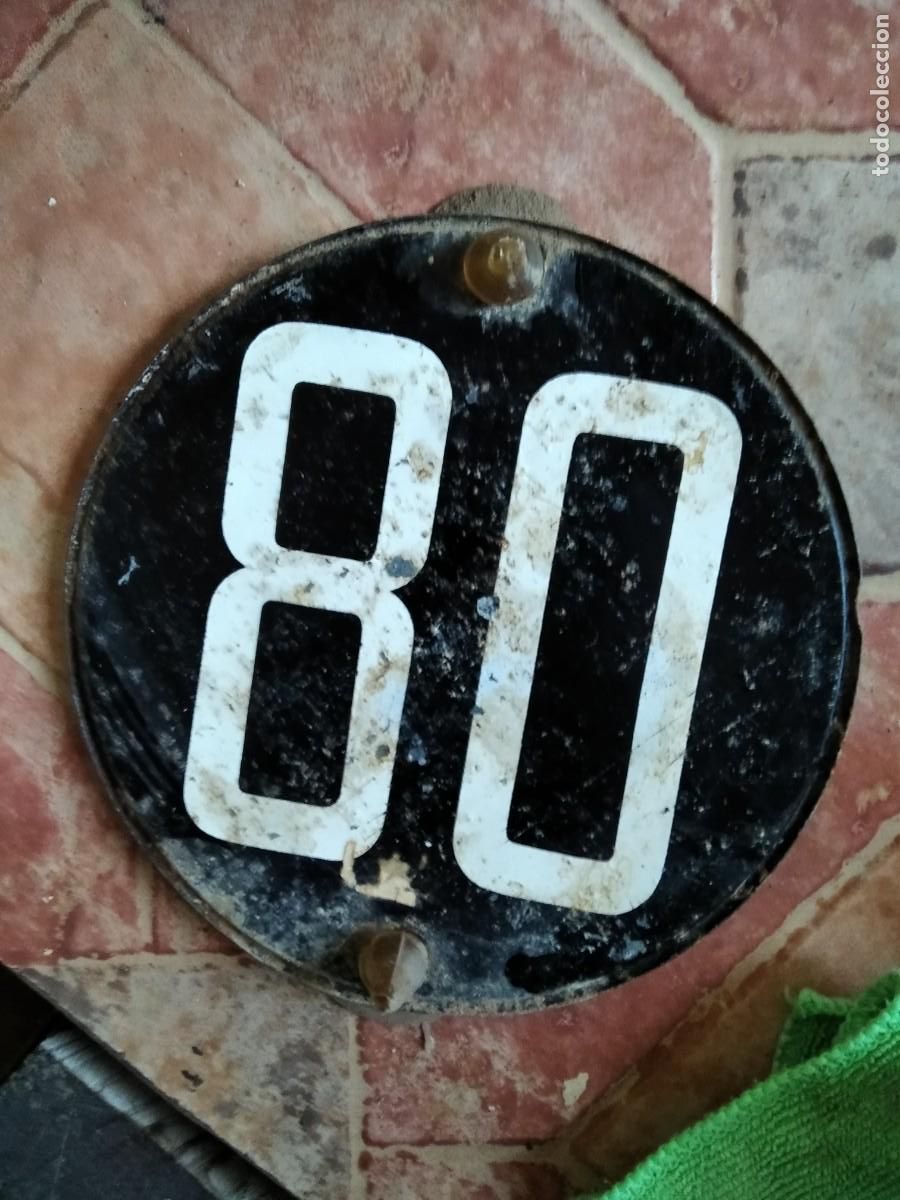 Automobili e Motociclette: Antigua placa con ventosas - Limitaci&oacute;n de velocidad 80 o 90 - Veh&iacute;culo coche cl&aacute;sico vintage