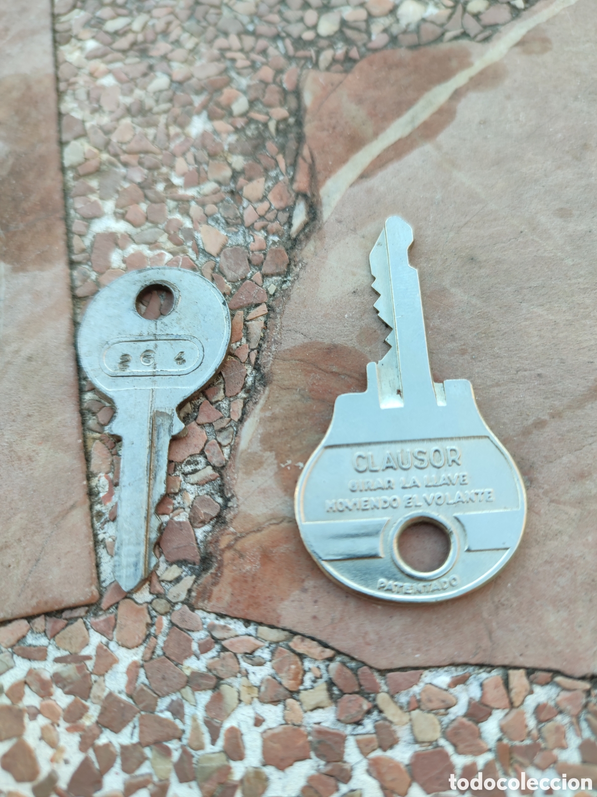 Automobili e Motociclette: Dos antiguas llaves de cami&oacute;n o furg&oacute;n SAVA, la de arranque y una Clausor marca Neiman.