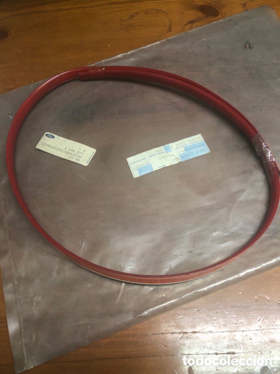 Voitures et Motocyclettes: MOLDURA ROJA PARACHOQUES DELANTERO- un lado- 1648227 (FORD ESCORT-ORION 86-87 )