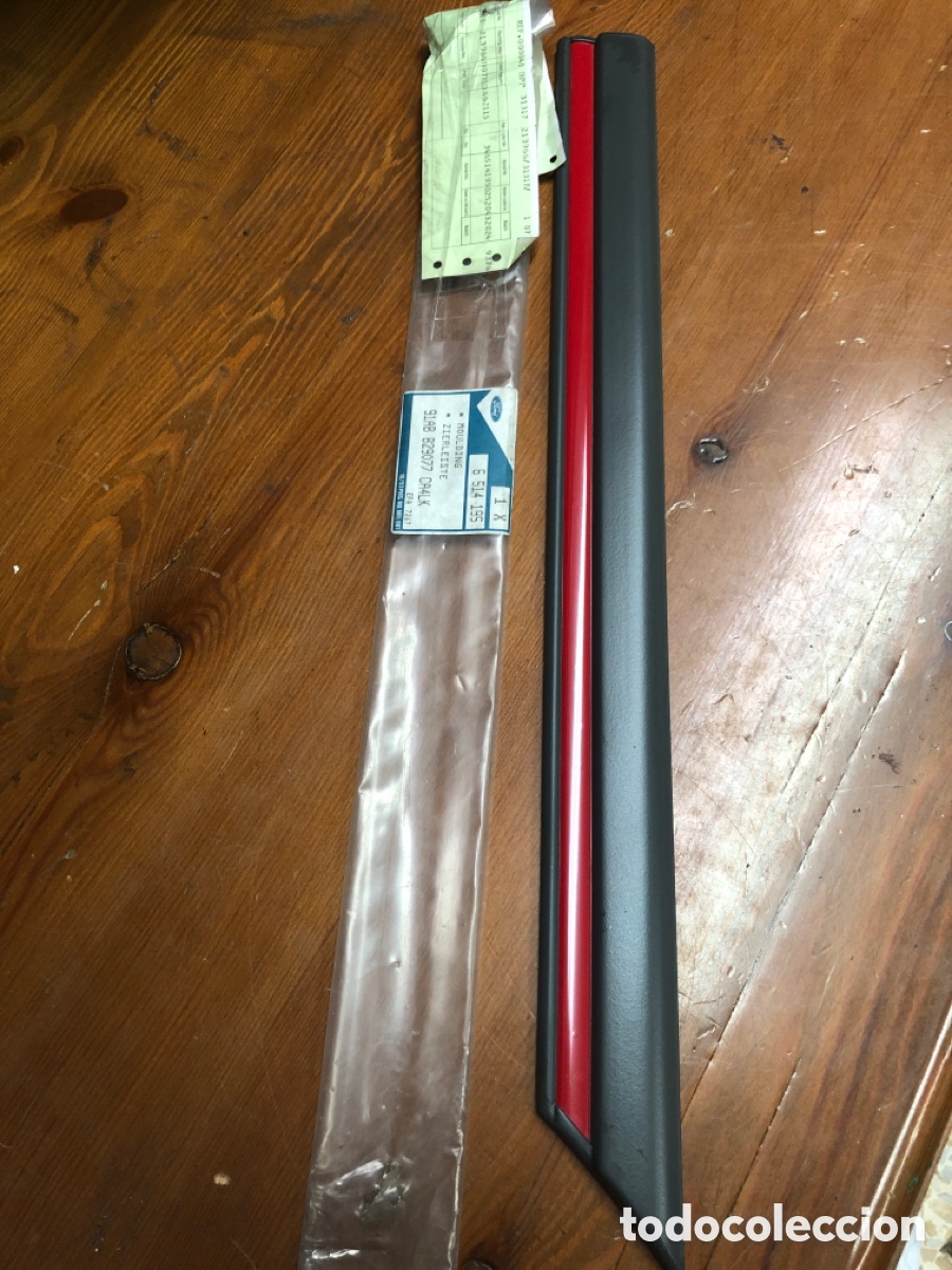 Autos und Motorr&auml;der: MOLDURA IZQUIERDA GRIS/ROJO ( FORD ESCORT-ORION 90-91 -3 puertas sedan )