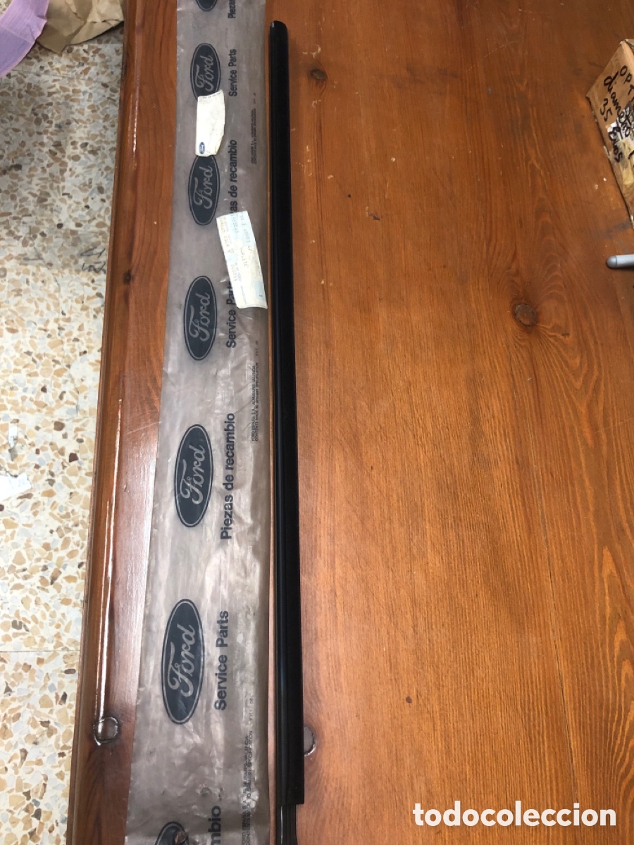 Automobili e Motociclette: MOLDURA VIERTEAGUAS DELANTERA DERECHA-1583125 ( FORD FIESTA 83-88 )