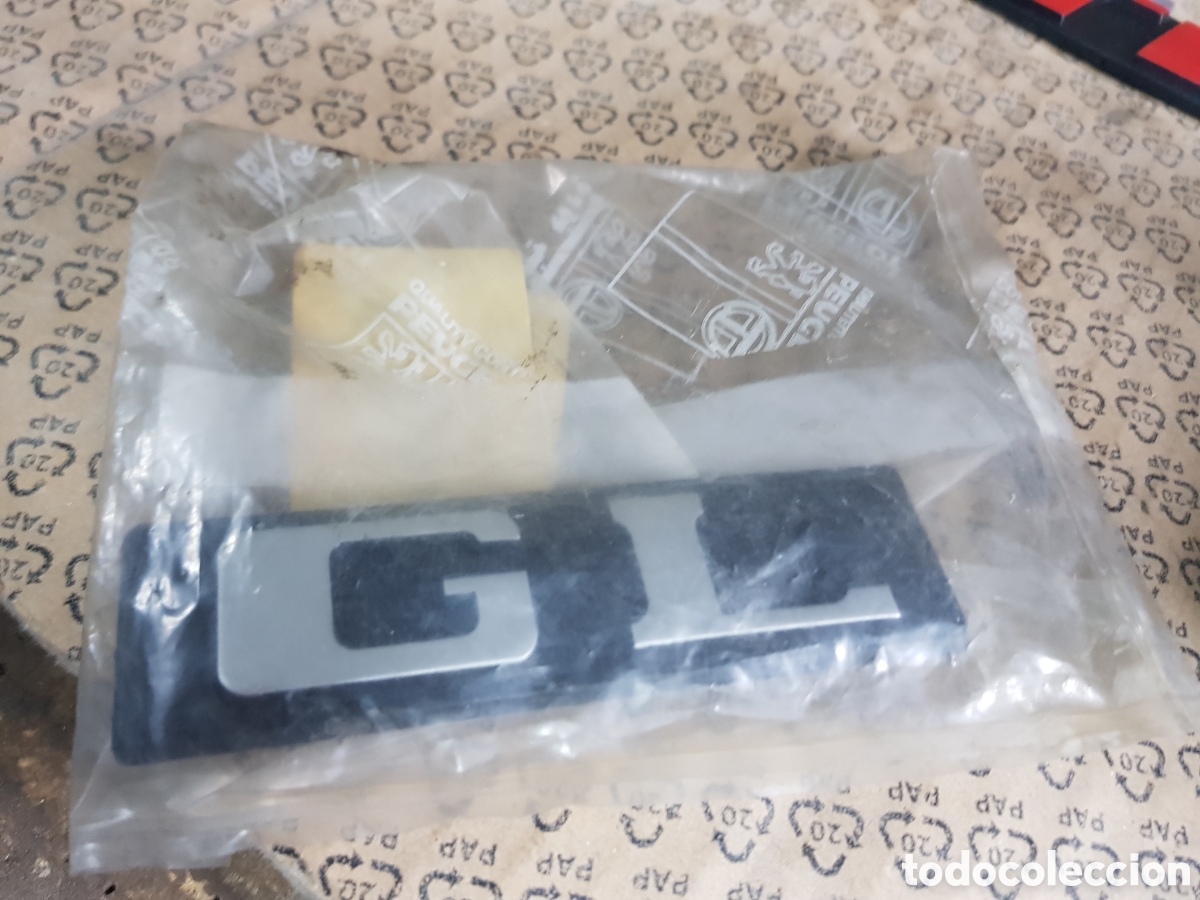 Coches y Motocicletas: Insignia Peugeot 205