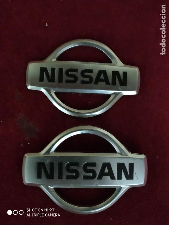 Automobili e Motociclette: dos emblemas nissan diferente metal y otro plastico