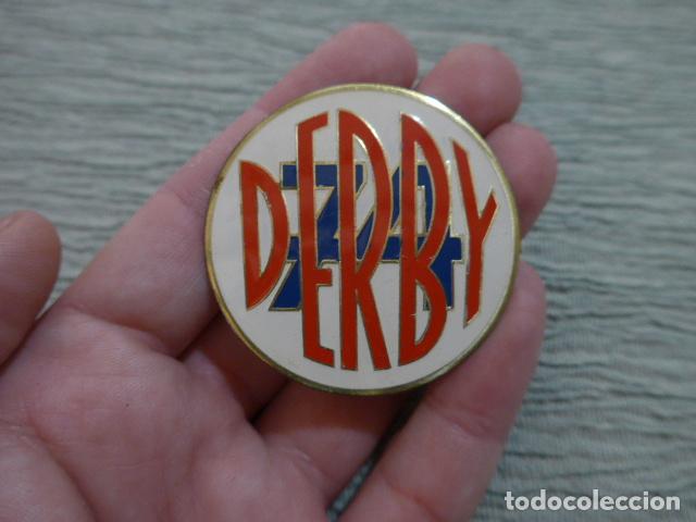 Voitures et Motocyclettes: Antiguo emblema de DERBY 74, Original, moto o motocicleta.