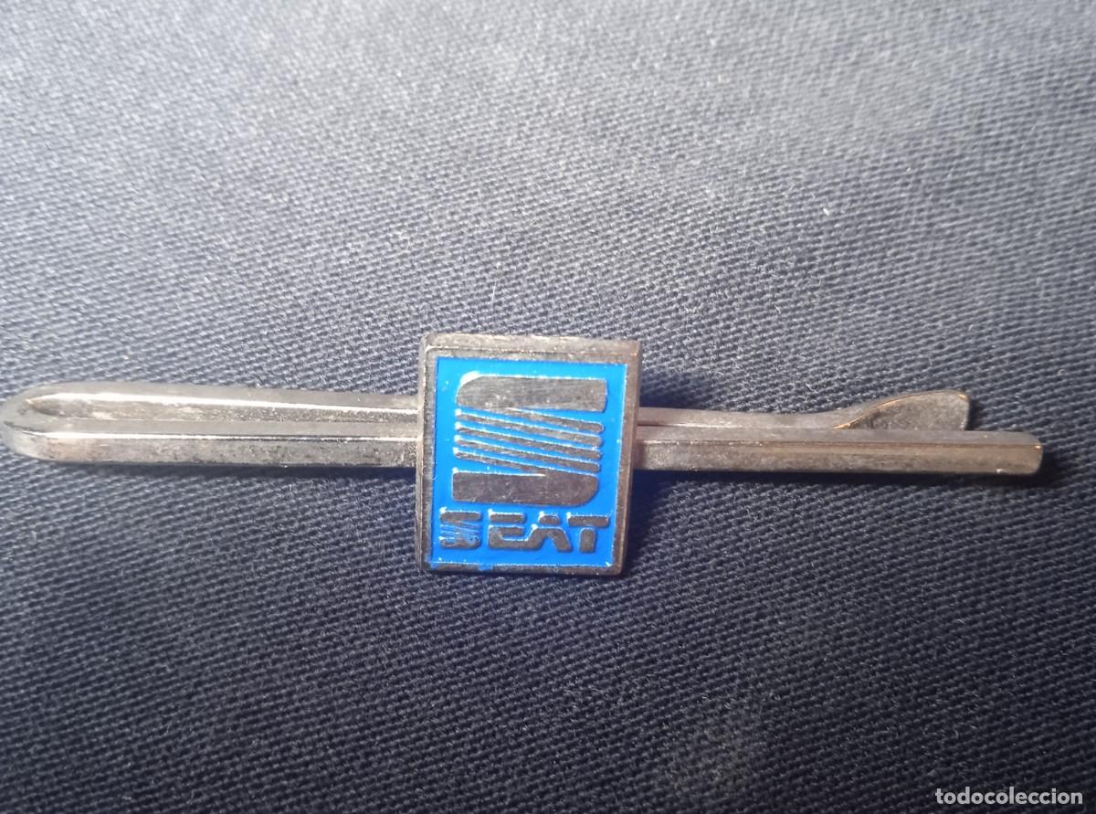 Automobili e Motociclette: Antiguo pasacorbatas SEAT.