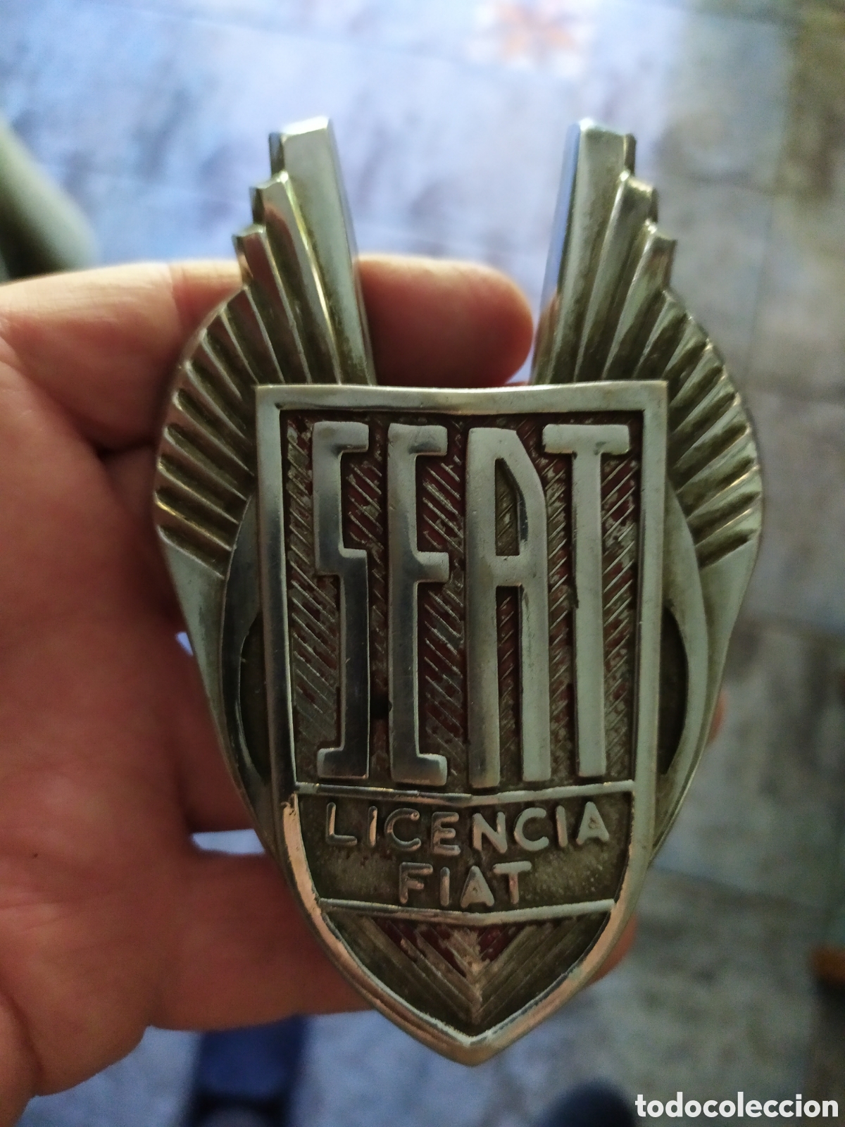 Automobili e Motociclette: Viejo emblema Seat con licencia Fiat. Metal cromado.