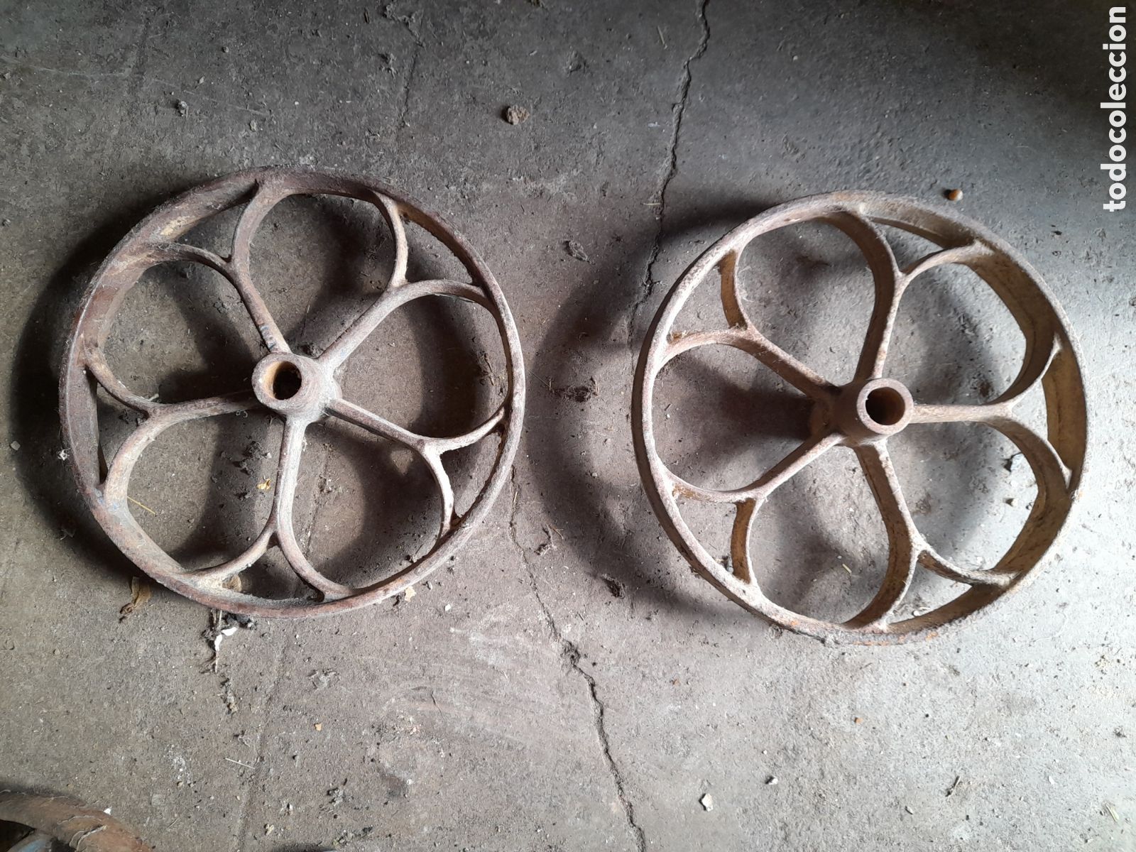 Autos und Motorr&auml;der: 2 Antiguas ruedas de carro carrillo de hierro fundido forma trebol metal aventadora reja ventana