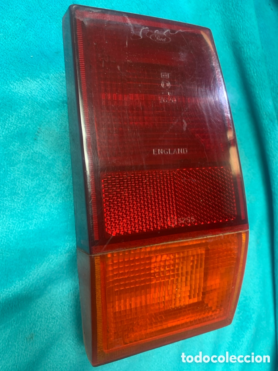 Automobili e Motociclette: PILOTO TRASERO DERECHO ( FORD FIESTA 76 )