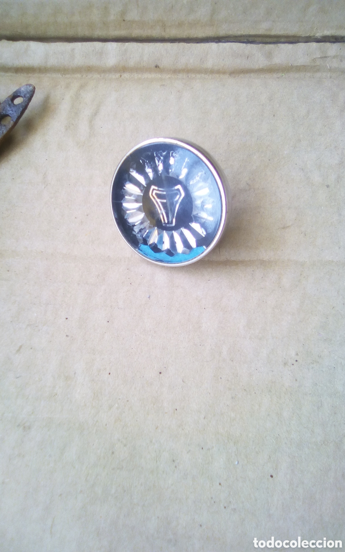 Autos und Motorr&auml;der: Logo insignia FB o FR (coche?). Mide 40 mm., cristal con grieta, ver fotos.