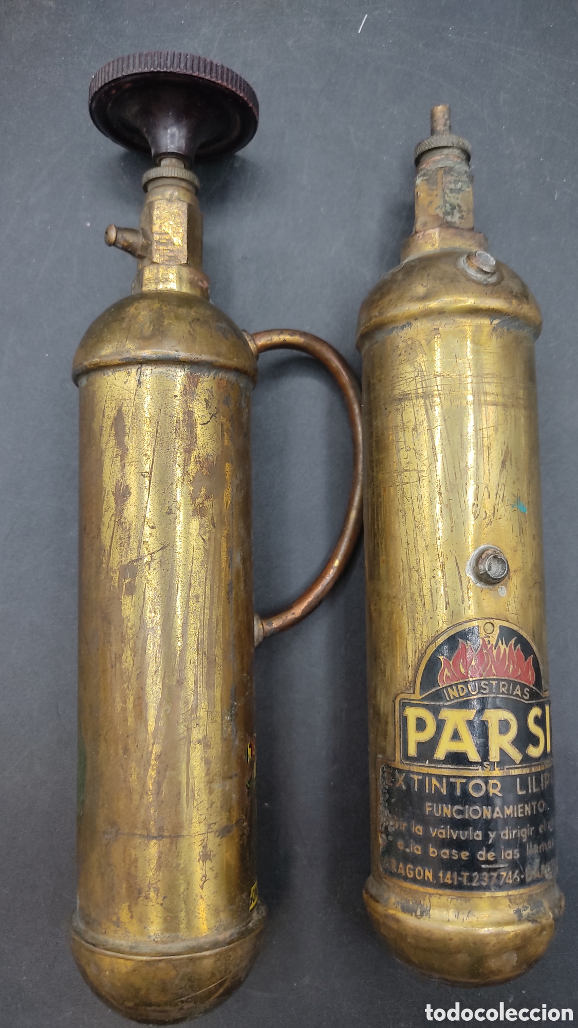 Automobili e Motociclette: Pareja de extintor Parsi Liliput 1 con rosca de baquelita, chapa original. 23 cms. Ideal coche &eacute;poca