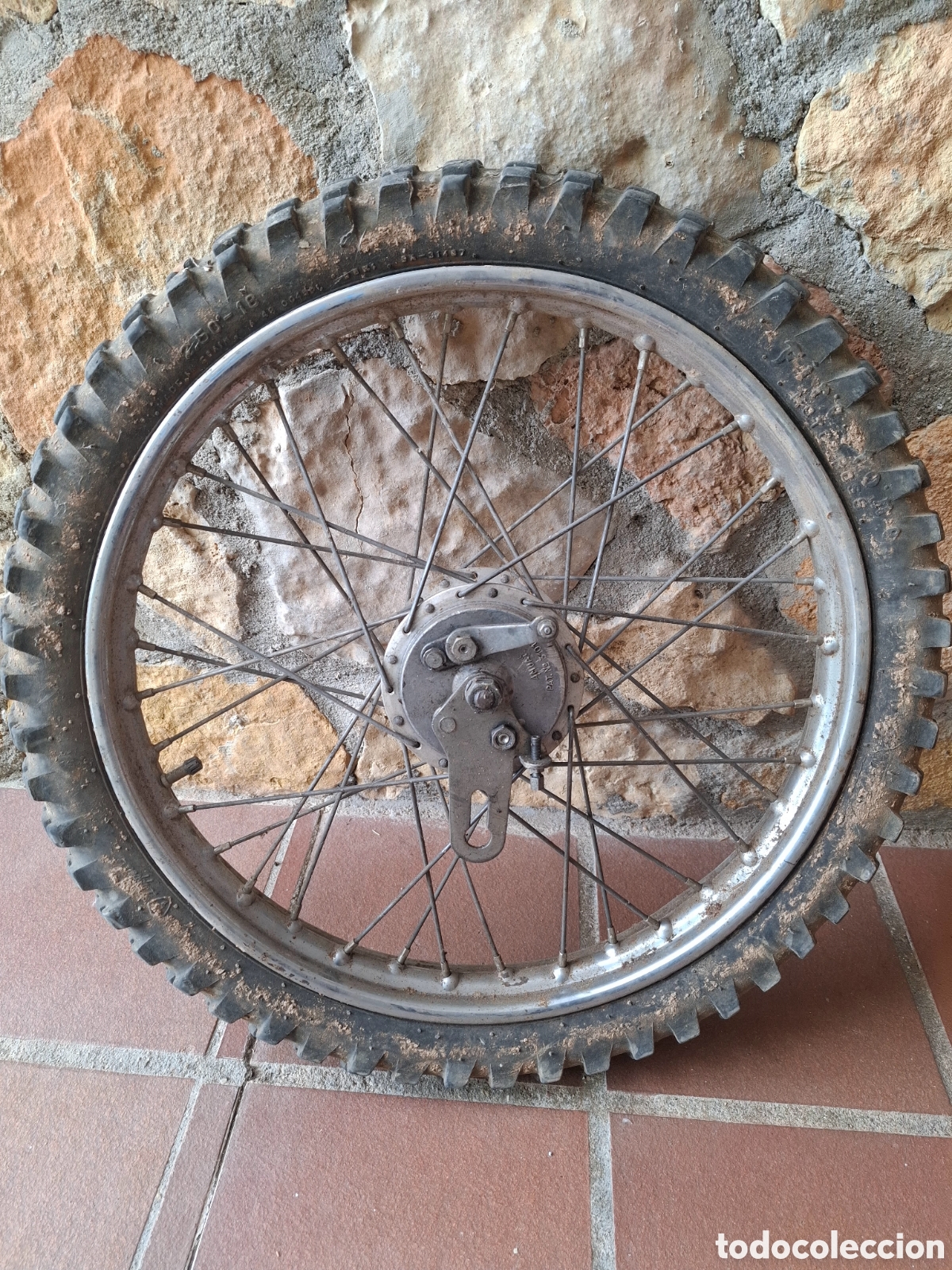 Autos und Motorr&auml;der: Llanta con goma de moto antigua de cross. Sello electrollanta. 47,5 di&aacute;metro sin goma.