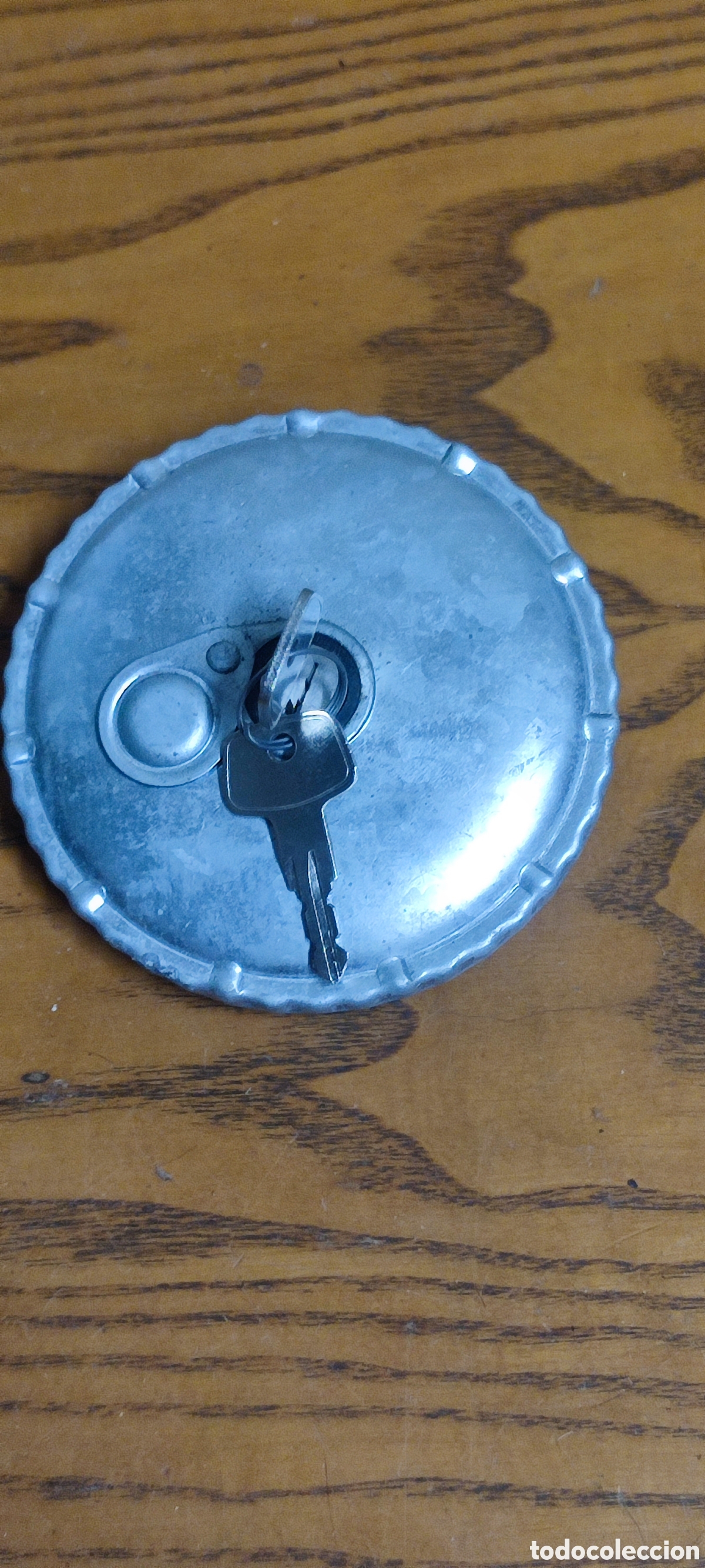 Autos und Motorr&auml;der: Antiguo tap&oacute;n tapa de deposito de gasoil de cami&oacute;n mercedes Benz nunca usado.