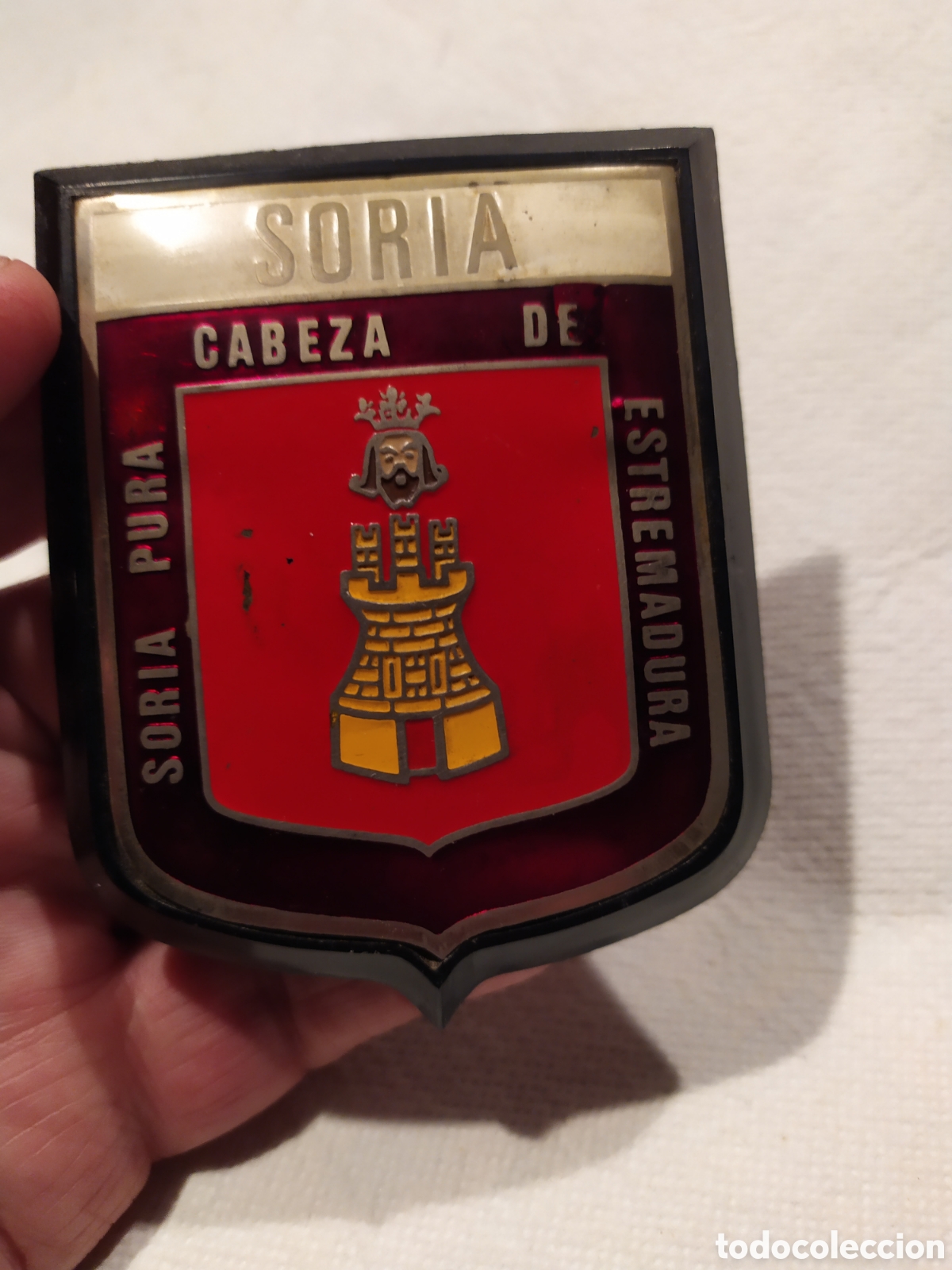 Autos und Motorr&auml;der: Chapa para coche, moto, etc...con el escudo de Soria, metal esmaltado y base de pl&aacute;stico. 8,5 x 7 cm