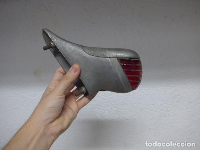 Autos und Motorr&auml;der: Antigua luz de moto o coche a identificar, con marcajes.