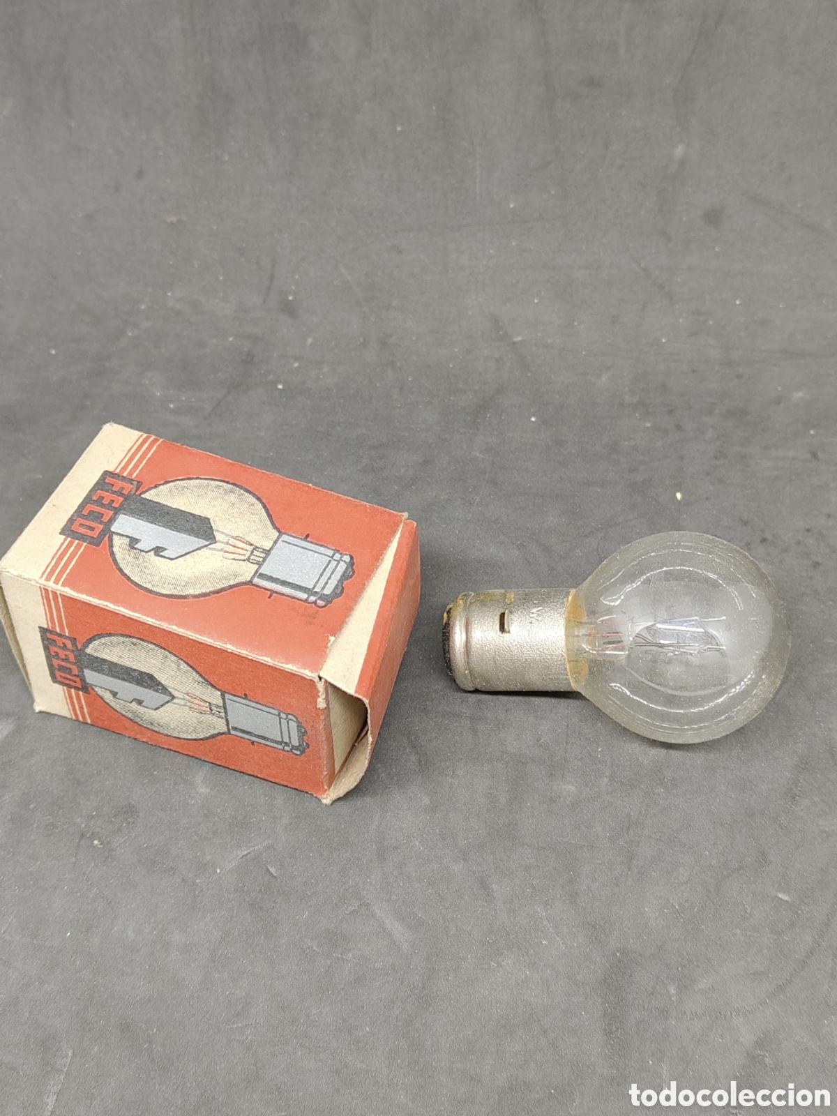 Coches y Motocicletas: caja con antigua bombilla feco - car231
