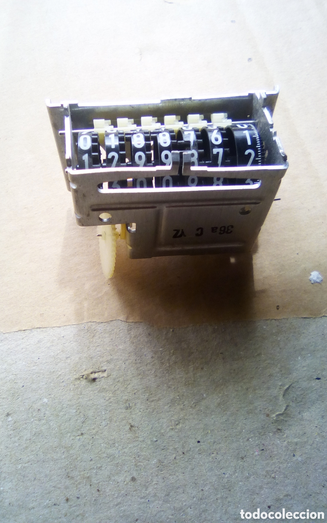 Automobili e Motociclette: Cuentakil&oacute;metros de coche antiguo cl&aacute;sico. Incompleto, para piezas o reparar. Mide 6 cm.