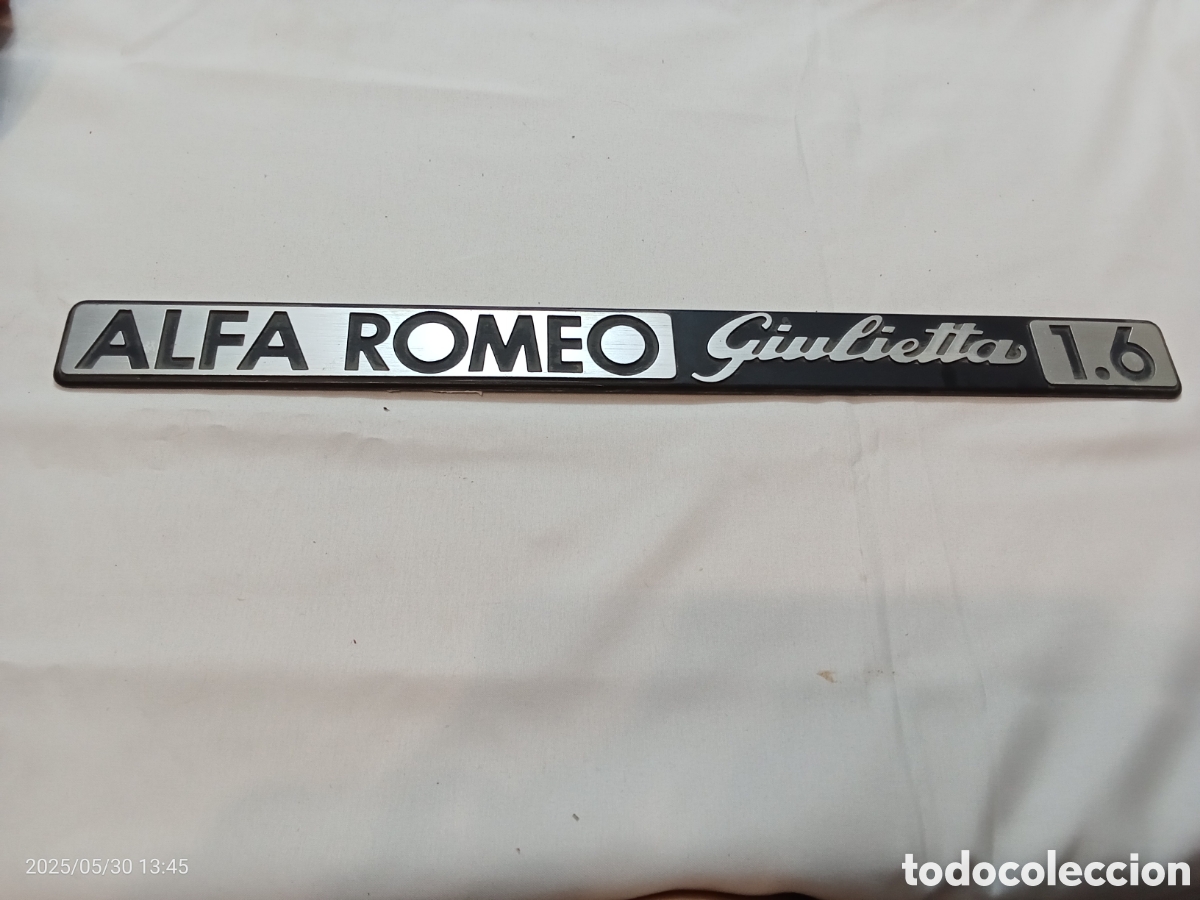 Autos und Motorr&auml;der: INSIGNIA CON LOGOTIPO DE ALFA ROMEO GIULIRTTA 1.6 EN EL MALETERO