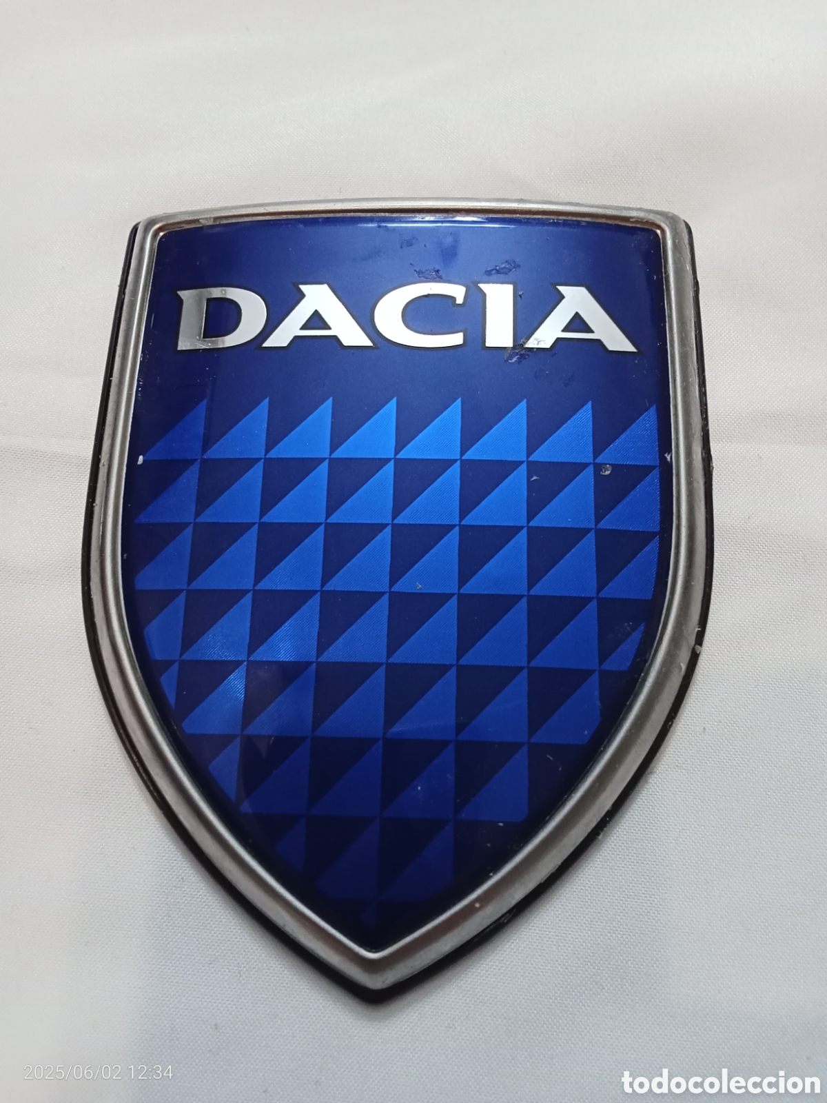 Voitures et Motocyclettes: LOGO ANAGRAMA DACIA COLOR PLATA