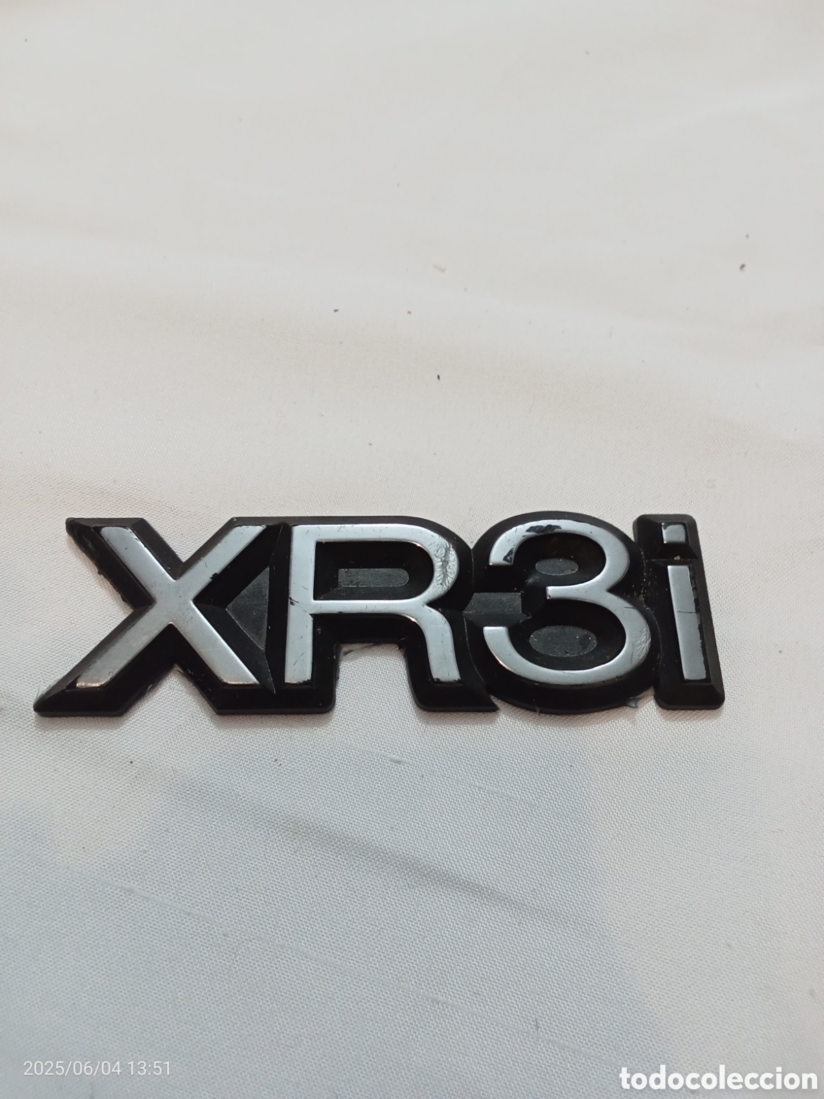 Voitures et Motocyclettes: EMBLEMA CON PLACA DE RELIEVE GRIS PLATA