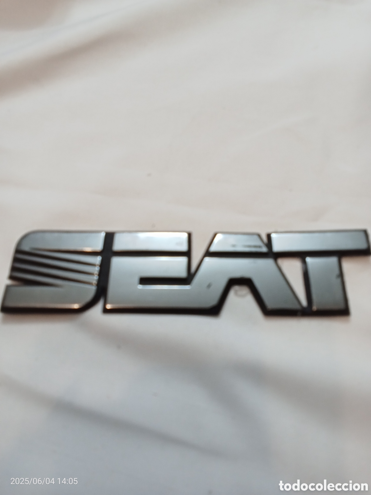 Voitures et Motocyclettes: ANAGRAMA SEAT, EMBLEMA PLATA