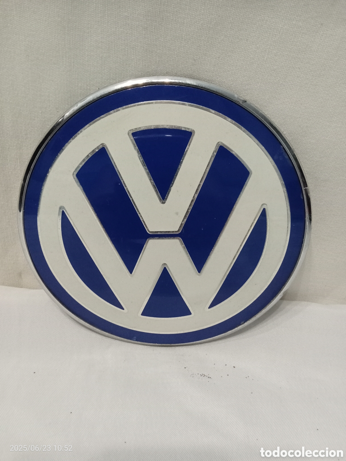 Autos und Motorr&auml;der: EMBLEMA AZUL Y BLANCO VOLKSWAGEN DELANTERA