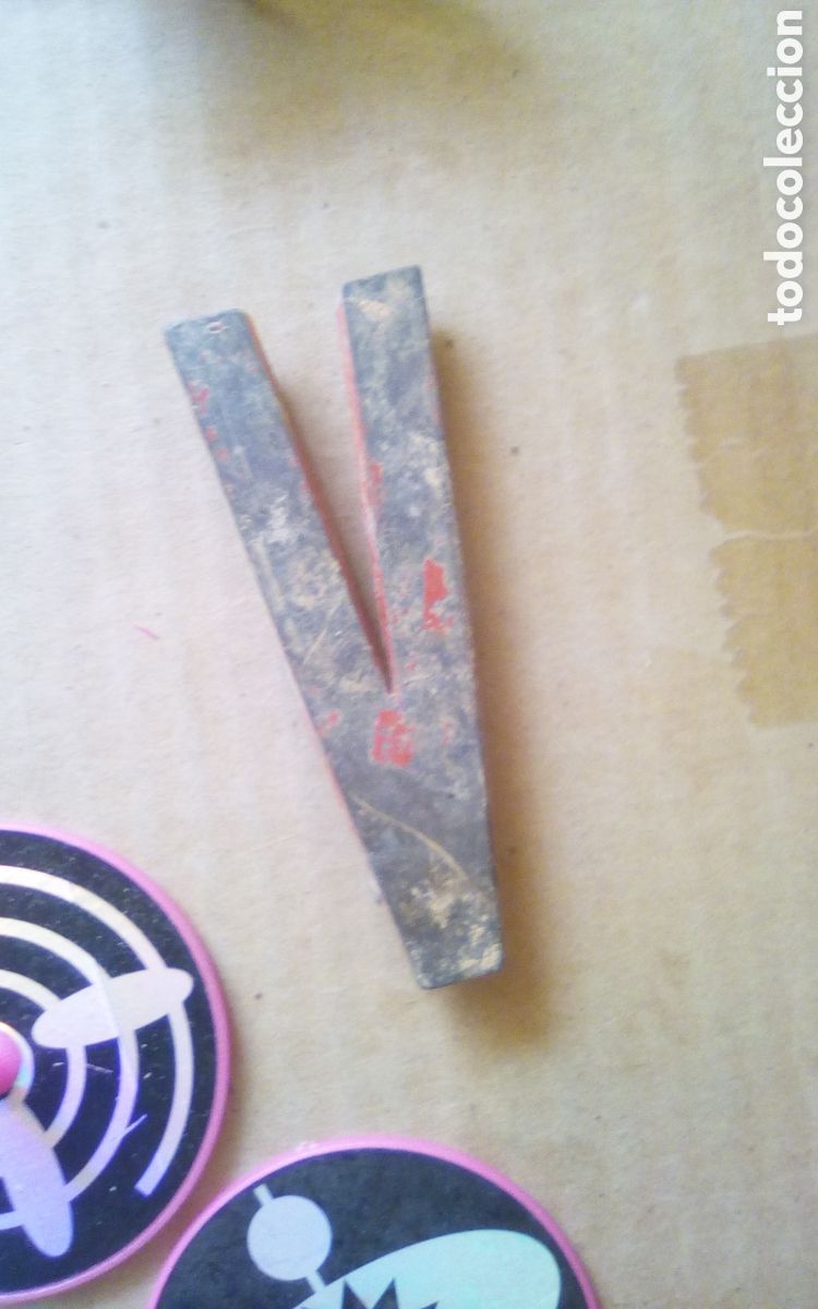 Autos und Motorr&auml;der: Antigua V (Valencia) de matricula de veh&iacute;culo agr&iacute;cola. Mide 8 cm., de aluminio.