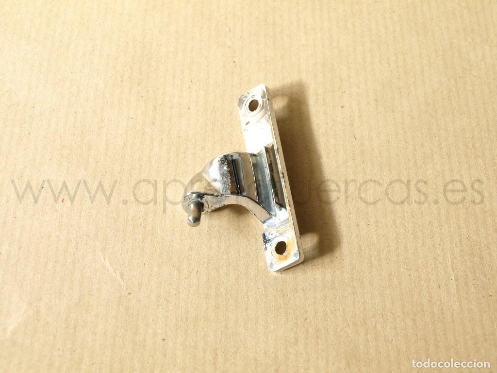 Autos und Motorr&auml;der: Soporte de ventanilla giratoria para Mercedes de la gama W108, W109, W114 / W115