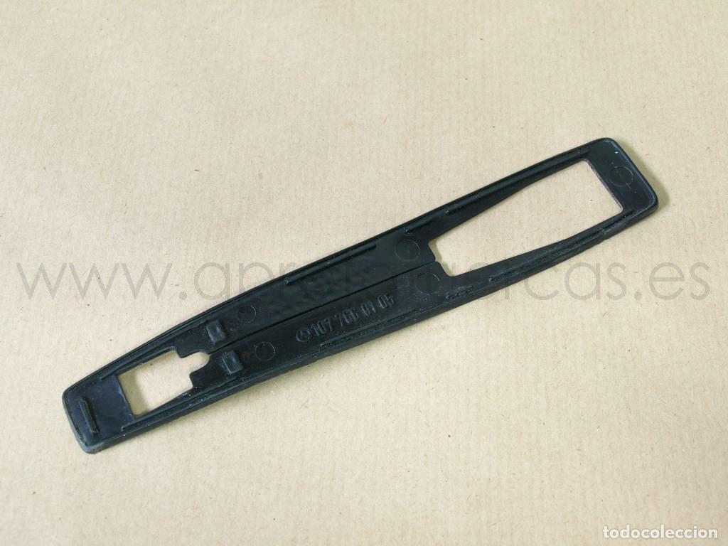 Autos und Motorr&auml;der: Base de tirador de puerta para Mercedes de la gama R107, C107 y W116