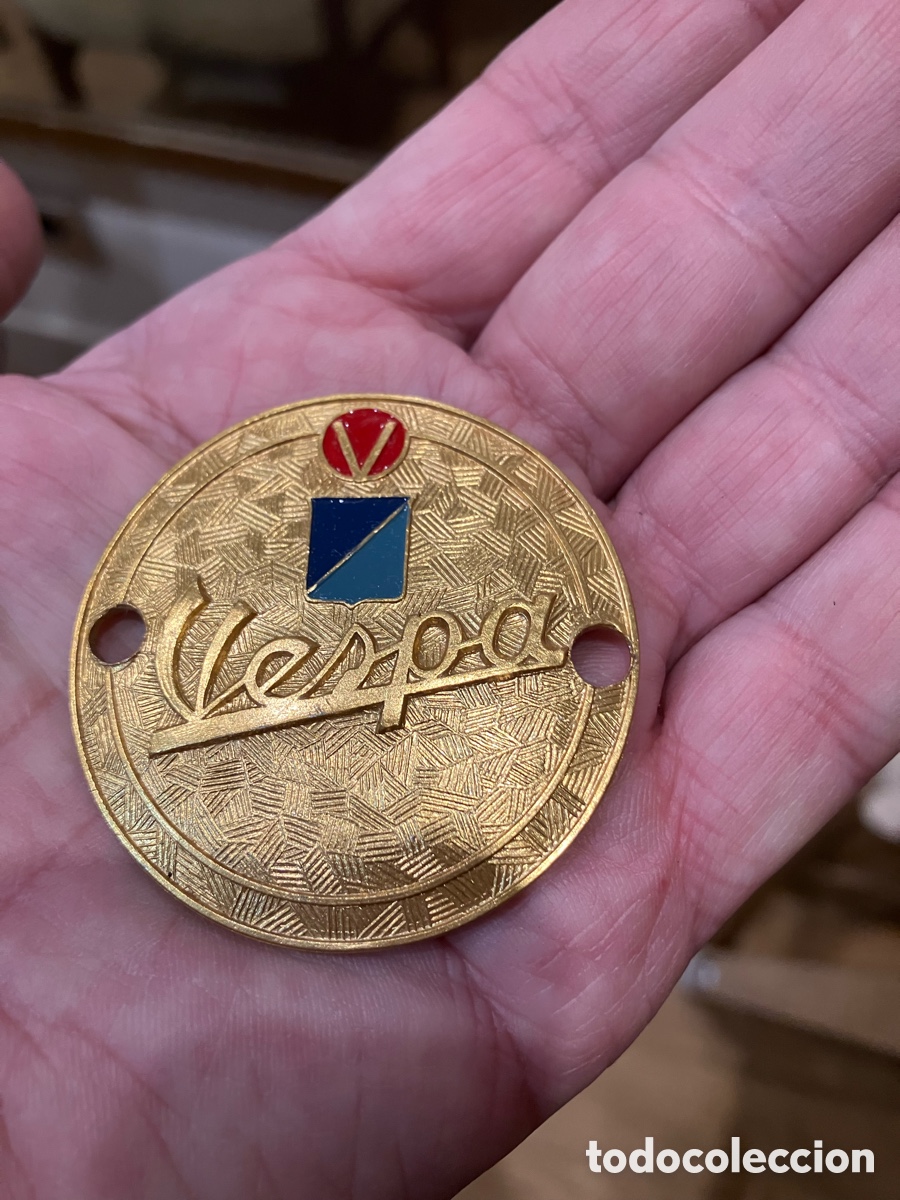 Coches y Motocicletas: Insignia de vespa antigua