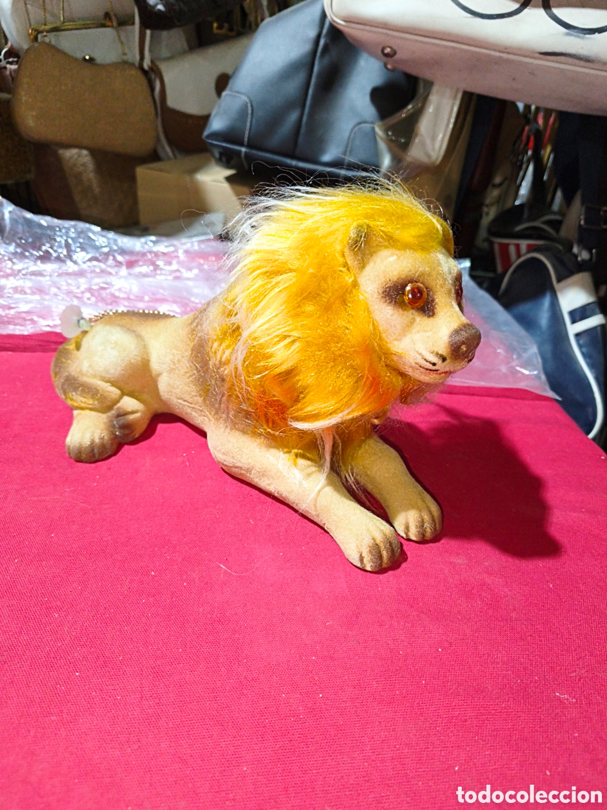 Coches y Motocicletas: Antiguo y raro LEON BASCULANTE para decoraci&oacute;n bandeja trasera coches de GILSA a estrenar